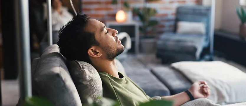 Patient resting comfortably during infusion therapy in a calm clinical setting